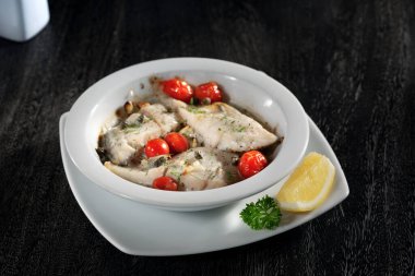 Gri sırtlı lezzetli beyaz balığın yakın görüntüsü