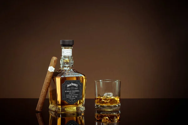 2021年2月至2月杰克 丹尼尔在灰色背景下混合了威士忌 杰克丹尼尔威士忌是田纳西威士忌中一种酸的混合饮料 是世界上销量最高的美国威士忌 — 图库照片