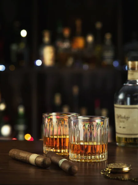 Logos Trademark Segítségnyújtott Címkék Közeli Kilátás Szivar Üveg Whisky Szemüveg — Stock Fotó