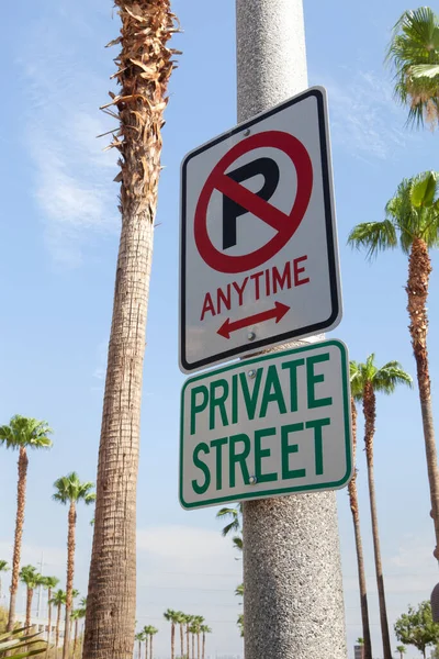 Close View Parking Street Sign Sunny Summer Street Palms — Stock Photo, Image