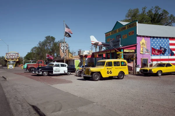 美国亚利桑那州威廉姆斯市 2014年5月 在著名的66号公路上的城市之一威廉姆斯市的纪念品商店前 有辆经典汽车的街道场景 — 图库照片
