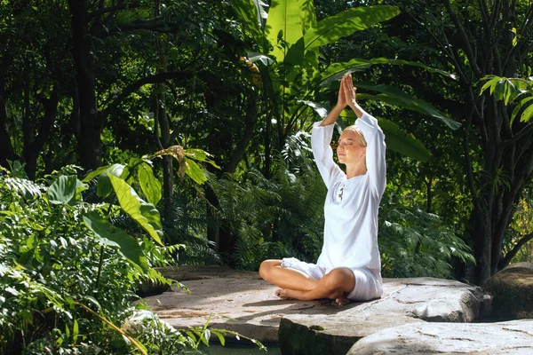 Portrait Jeune Femme Pratiquant Yoga Dans Environnement Tropique — Photo