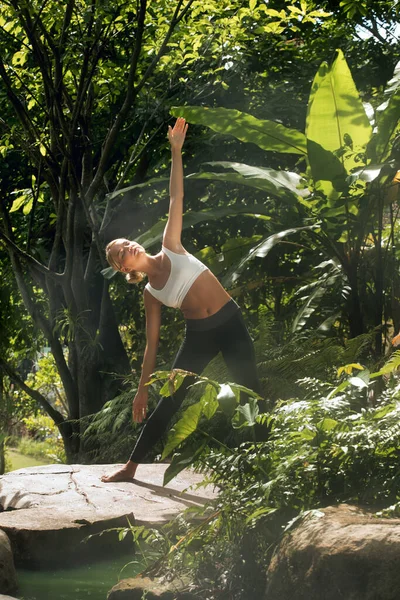 Retrato Mujer Joven Practicando Yoga Ambiente Tropical Fotos de stock