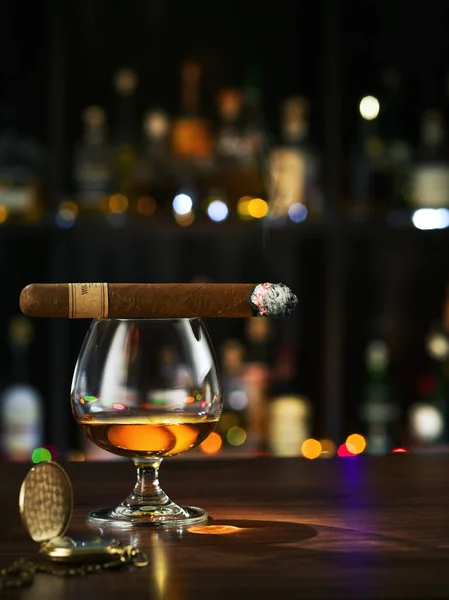 Närbild Glas Coignac Med Cigarr Ovanpå Vit Rygg Stockfoto