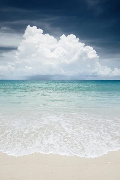 Pohled Tropickou Pláž Bílým Pískem Royalty Free Stock Obrázky