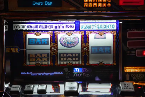 LAS VEGAS, ABD 16 Mayıs 2014: Kumarhane içindeki kumar makineleri