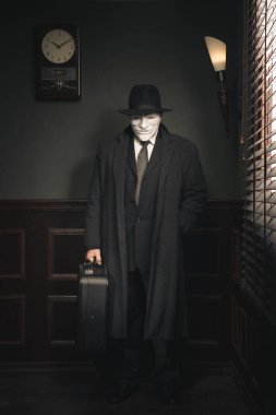 Gri siperli ve beyaz maskeli adamın portresi eski moda dedektiflik bürosunun penceresinin yanında duruyor. 