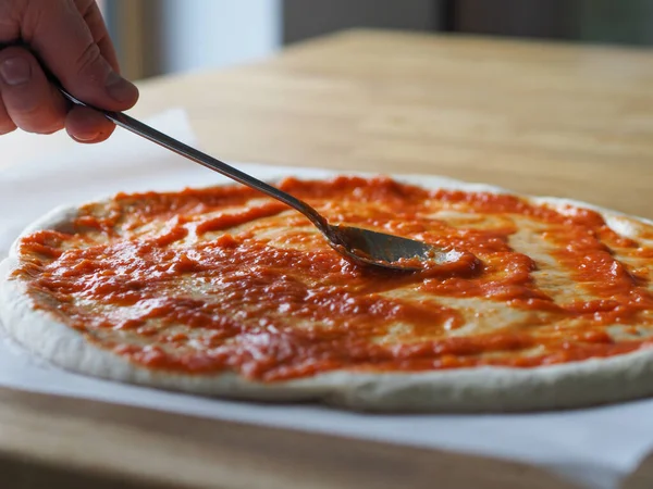 Massa Pizza Crua Uma Placa Madeira Aplicando Molho — Fotografia de Stock