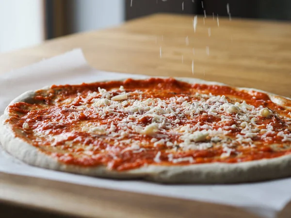Massa Pizza Crua Uma Placa Madeira Adição Queijo — Fotografia de Stock