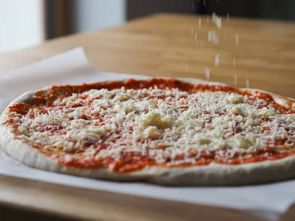 Massa Pizza Crua Uma Placa Madeira Adição Queijo — Fotografia de Stock
