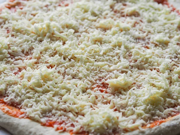 Ωμή Ζύμη Πίτσας Τυρί Και Σάλτσα Προετοιμασία Πίτσας — Φωτογραφία Αρχείου