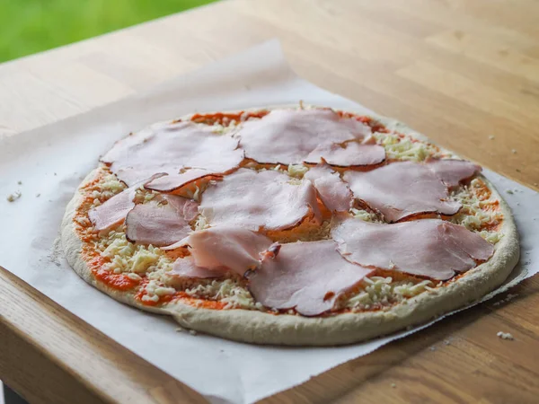 Rauw Pizzadeeg Met Kaas Ham Saus Pizzabereiding — Stockfoto