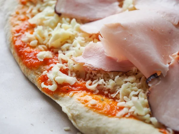 Syrové Pizza Těsto Sýrem Šunkou Omáčkou Příprava Pizzy — Stock fotografie