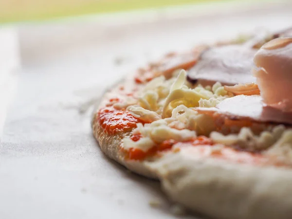 Rauw Pizzadeeg Met Kaas Ham Saus Pizzabereiding — Stockfoto