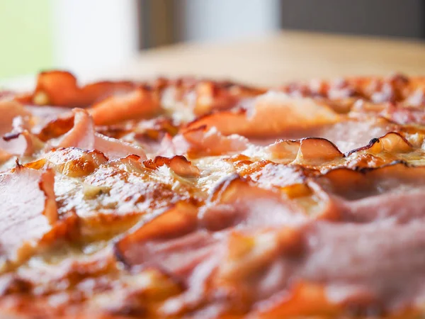 Gebakken Pizza Met Kaas Ham Saus Close — Stockfoto