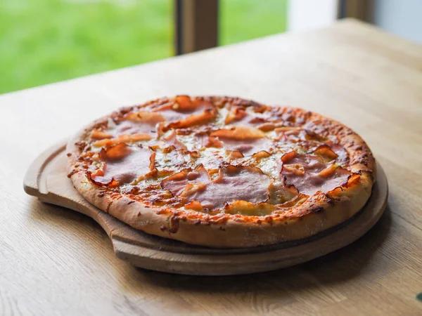 Sült Pizza Sajttal Sonkával Szósszal Készétel — Stock Fotó