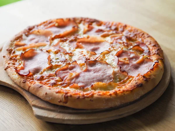Pizza Forno Con Formaggio Prosciutto Salsa Pasto Pronto — Foto Stock