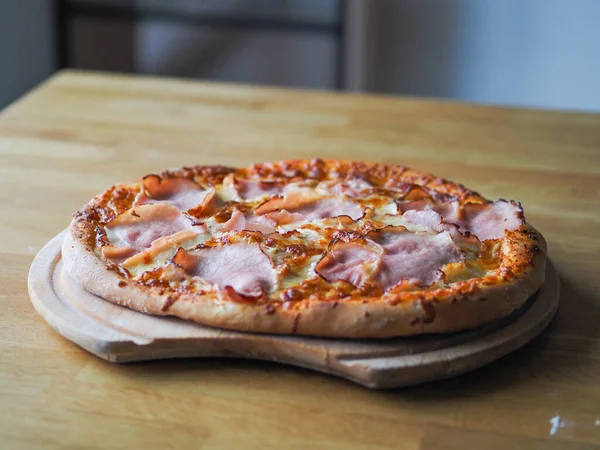 Upieczona Pizza Serem Szynką Sosem Gotowy Posiłek — Zdjęcie stockowe