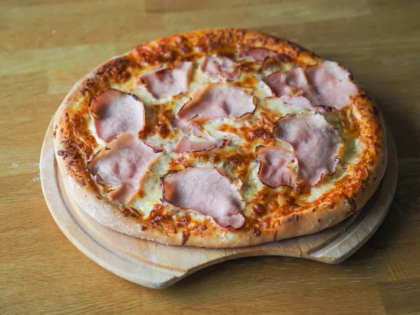 Запечена Піца Сиром Шинкою Соусом Готова Їжа — стокове фото