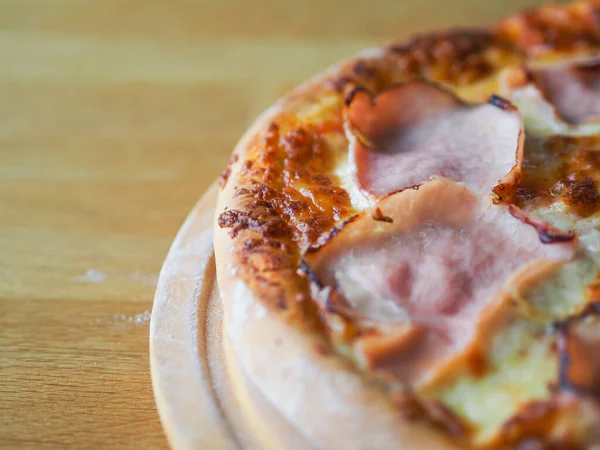 Gebackene Pizza Mit Käse Schinken Und Soße Nahaufnahme — Stockfoto