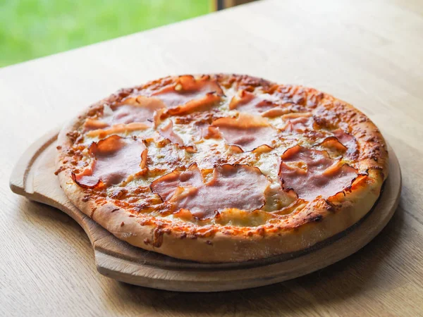Pizza Assada Com Queijo Presunto Molho Refeição Pronta — Fotografia de Stock