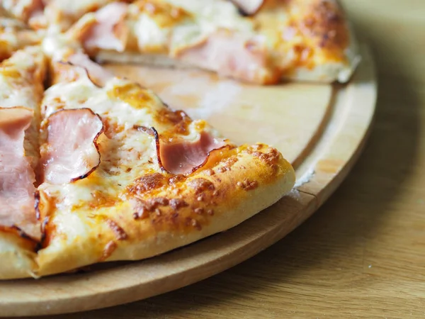 Pizza Met Ham Kaas Houten Tafel — Stockfoto