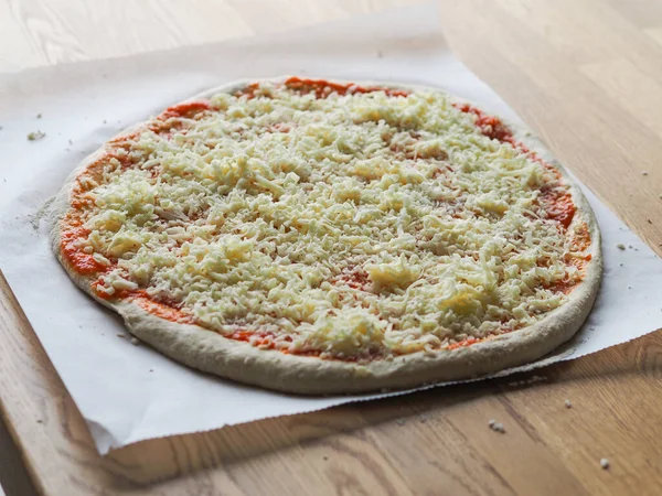 Rauw Pizzadeeg Met Kaas Saus Pizzabereiding Rechtenvrije Stockafbeeldingen