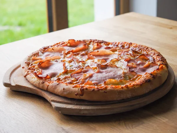 Gebakken Pizza Met Kaas Ham Saus Kant Klaar Maaltijd Stockafbeelding