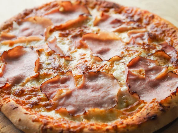 Печёная Пицца Сыром Ветчиной Соусом Готовая Еда Стоковое Изображение