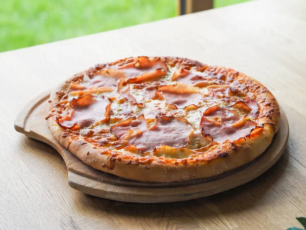 Bakad Pizza Med Ost Skinka Och Sås Färdigmat Stockfoto