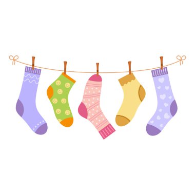 Çamaşır ipinde çamaşır mandalları, pamuk ve ipte yün çoraplar, erkek, kadın ve çocuklar için farklı desenli giysiler.