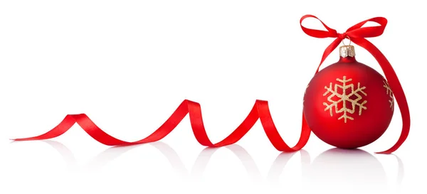 Ozdoba Świąteczna Czerwona Bombka Kokardą Odizolowana Białym Tle — Zdjęcie stockowe