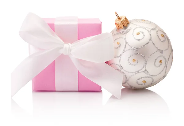 Розовая Подарочная Коробка Серебристая Рождественская Безделушка Белом Фоне — стоковое фото