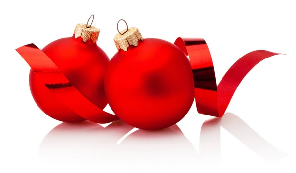 Twee Rode Kerstballen Krulpapier Geïsoleerd Een Witte Achtergrond — Stockfoto