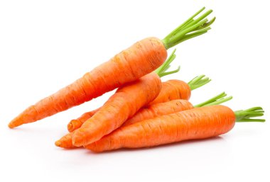 Beyaz arka planda izole edilmiş taze havuçlar.