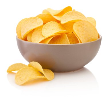 Beyaz arka planda izole edilmiş patates cipsi.