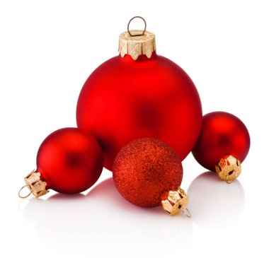 Beyaz arka planda izole edilmiş kırmızı Noel mücevherleri.