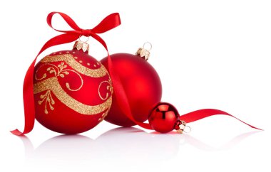 Beyaz arka planda izole edilmiş kurdele yayı ile Noel kırmızı süslemeleri.