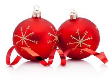 İki Noel kırmızı süslemesi ve beyaz arka planda izole edilmiş renkli şeritler.