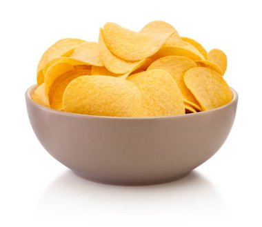 Beyaz arka planda izole edilmiş patates cipsi.