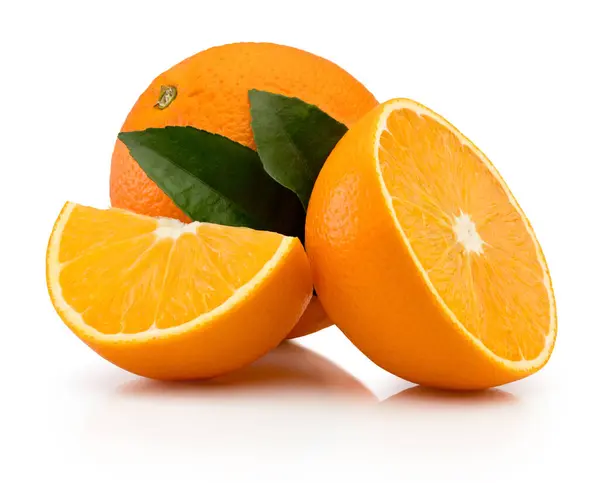 Oranje Met Gesneden Helft Groene Bladeren Geïsoleerd Een Witte Achtergrond Rechtenvrije Stockfoto's