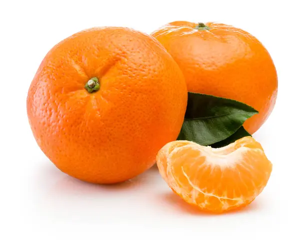 Zwei Reife Mandarinen Mit Scheiben Und Grünem Blatt Isoliert Auf Stockbild