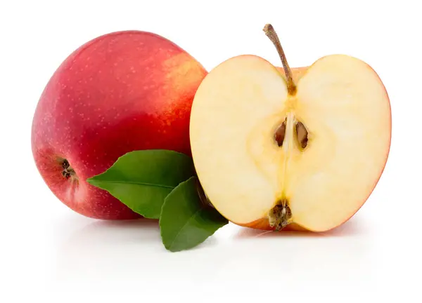 Rijp Rood Appelfruit Met Gesneden Helft Groene Bladeren Geïsoleerd Een Stockfoto