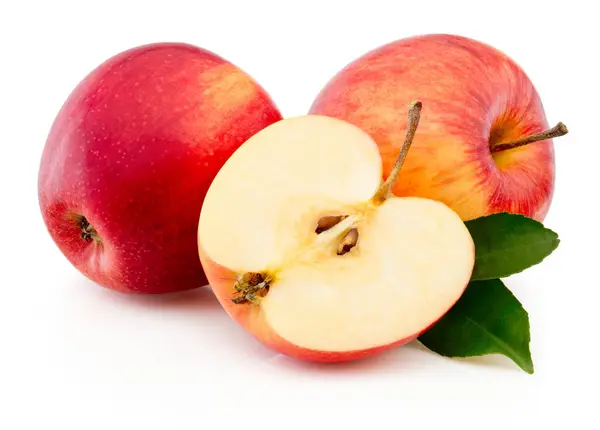 成熟的红色苹果果 切成两半 绿叶在白色的背景上隔离 图库照片