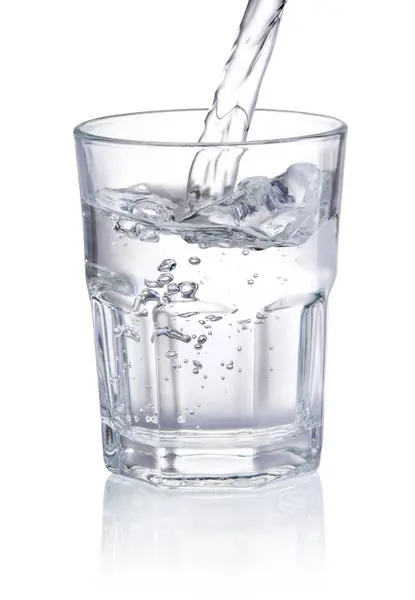 Gießen Von Trinkwasser Glas Isoliert Auf Weißem Hintergrund Stockfoto