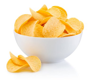 Beyaz arka planda izole edilmiş patates cipsleri.