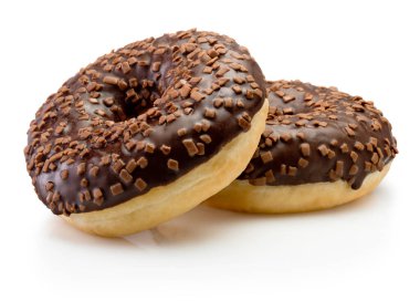 Beyaz bir arka planda iki çikolatalı donut.