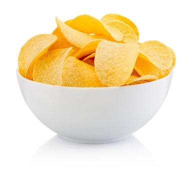 Beyaz arka planda izole edilmiş patates cipsleri.