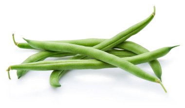Beyaz arkaplanda yeşil fasulye izole edilmiş.