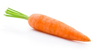 Beyaz arka planda izole edilmiş taze havuç.